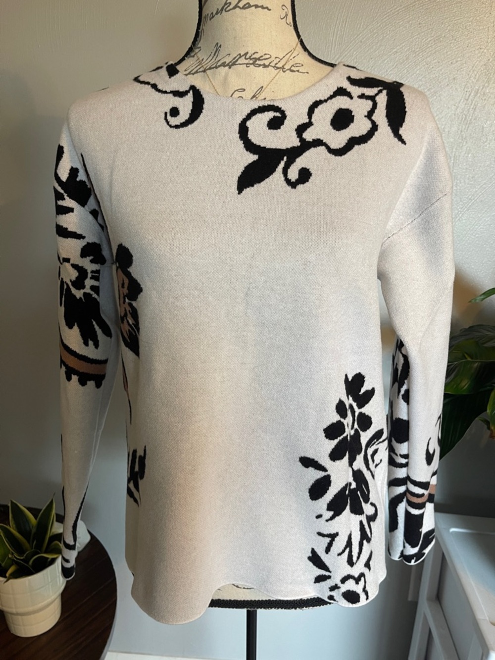 Tahari Cream Black Floral Button Back Sweater Medium Chic Knit Top